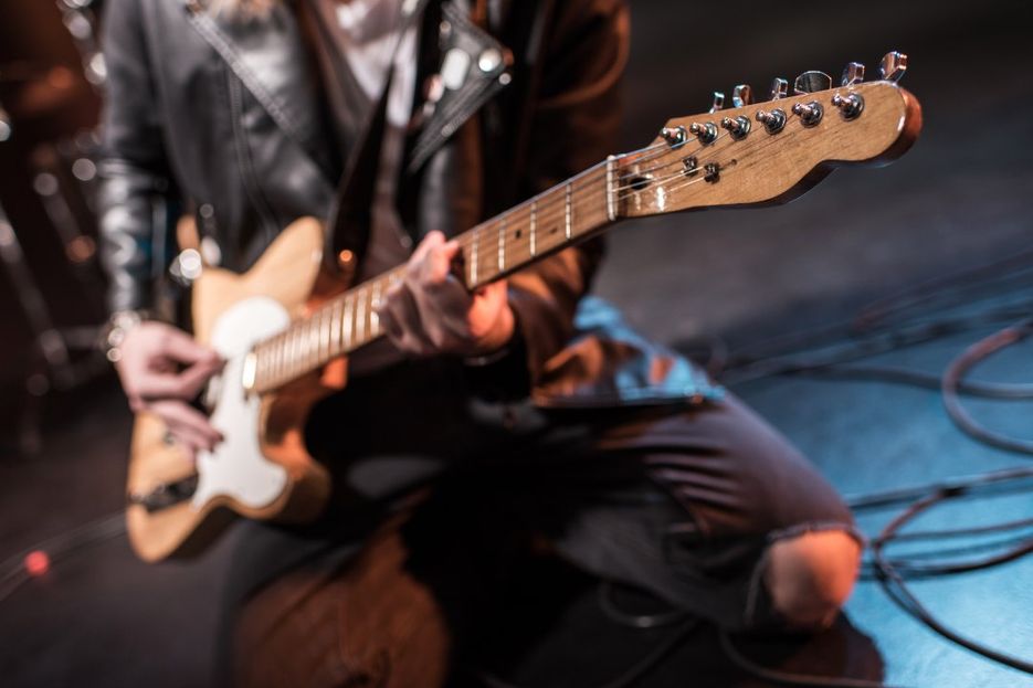 rockero tocando la guitarra en una actuación